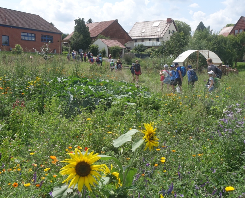 Kinder im blühenden Garten (Foto: Franziska Huhn)